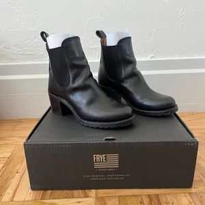 FRYE Sabrina Chelsea Black Boots 8.5